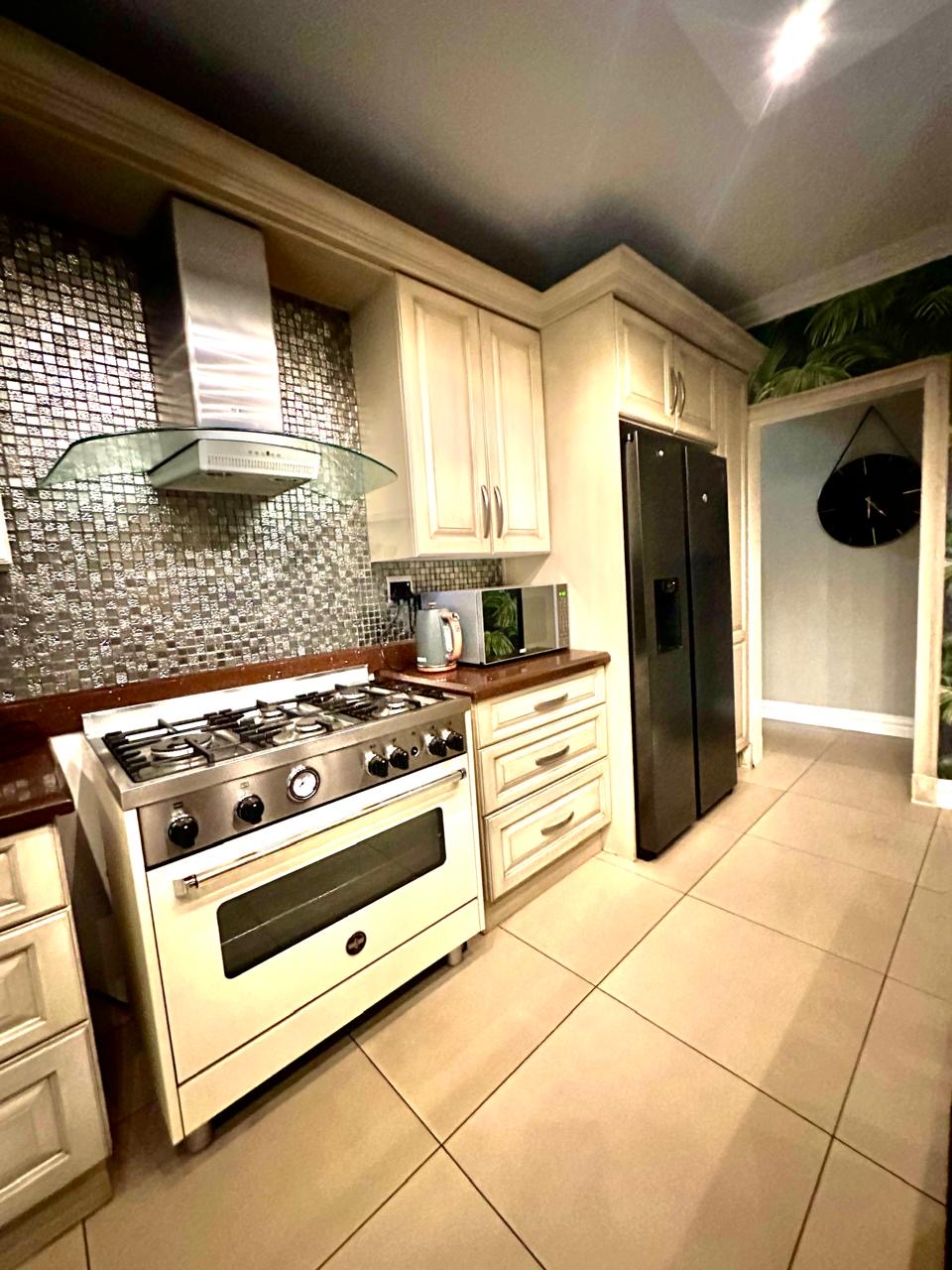 Guest kitchen with range cooker and French cabinetry at Cherry Nest